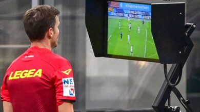 Italian referee Federico La Penna checks the Video Assistant Referee (VAR) during the Italian Serie A football match Inter vs Torino on November 22, 2020 at the Giuseppe-Meazza (San Siro) stadium in Milan. (Photo by MIGUEL MEDINA / AFP) (Photo by MIGUEL MEDINA/AFP via Getty Images) - Foto presa dal sito Calcioefinanza