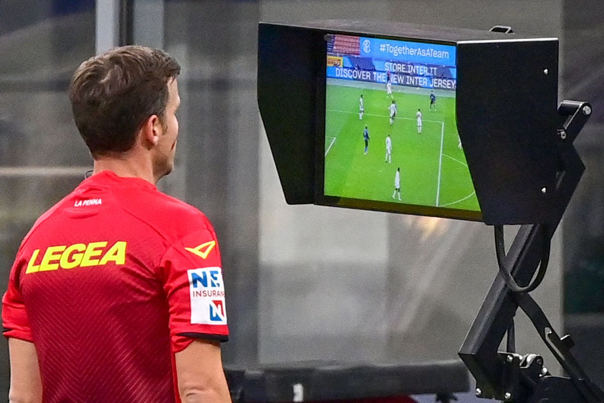 Italian referee Federico La Penna checks the Video Assistant Referee (VAR) during the Italian Serie A football match Inter vs Torino on November 22, 2020 at the Giuseppe-Meazza (San Siro) stadium in Milan. (Photo by MIGUEL MEDINA / AFP) (Photo by MIGUEL MEDINA/AFP via Getty Images) - Foto presa dal sito Calcioefinanza