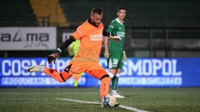 Antony Iannarilli alla battuta di una rimessa dal fondo, in maglia Avellino