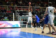 Jaren Lewis, al tiro, con la maglia dell'Avellino Basket