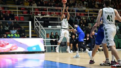 Jaren Lewis, al tiro, con la maglia dell'Avellino Basket